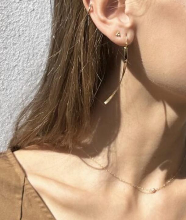 Ellen Beekmans - Fijne vergulde oorstekertjes met balletjes