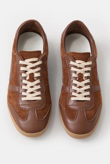 Closed - Sneaker bruin