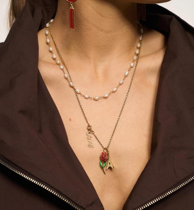 Anna Nina - Clutching pearls