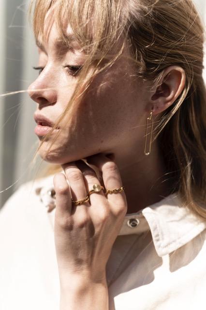 Ellen Beekmans - Oorringetjes met ovale hanger