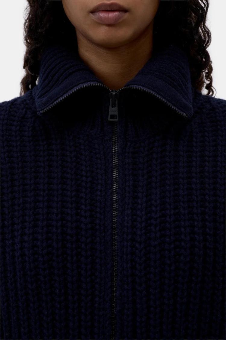 Closed - High collar zipped