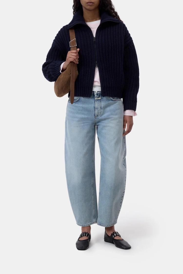 Closed - High collar zipped