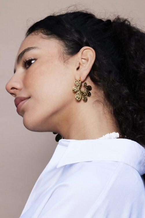 Ellen Beekmans - Gehamerde bloem oorstekers