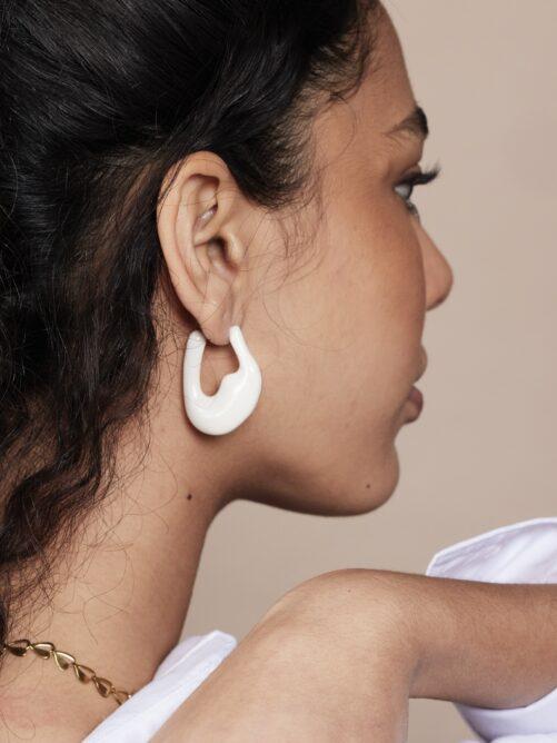 Ellen Beekmans - Organische oorbellen met witte emaille