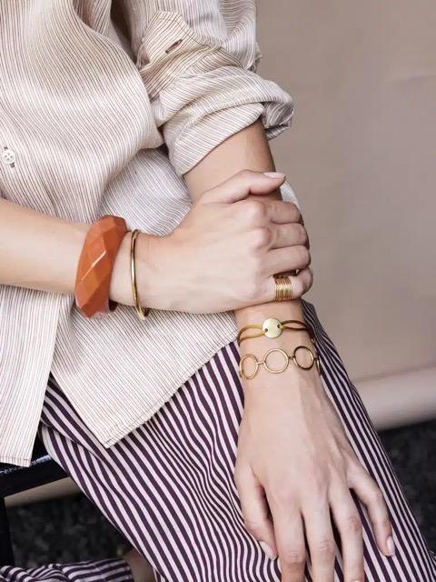 Ellen Beekmans - Facet geslepen bangle gelakte hars