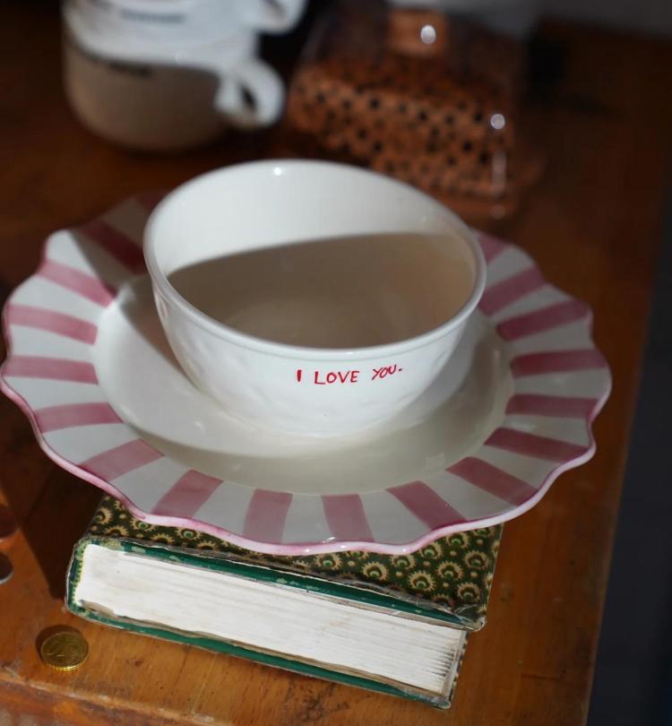 Anna+Nina - Pink Scalloped Dinner Plate