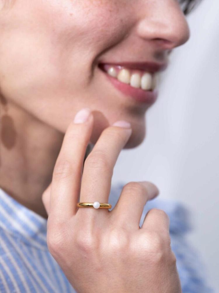 Ellen Beekmans - vergulde ring met pareltje