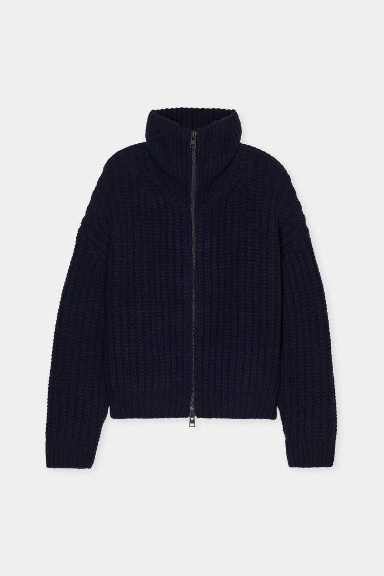 Closed - High collar zipped