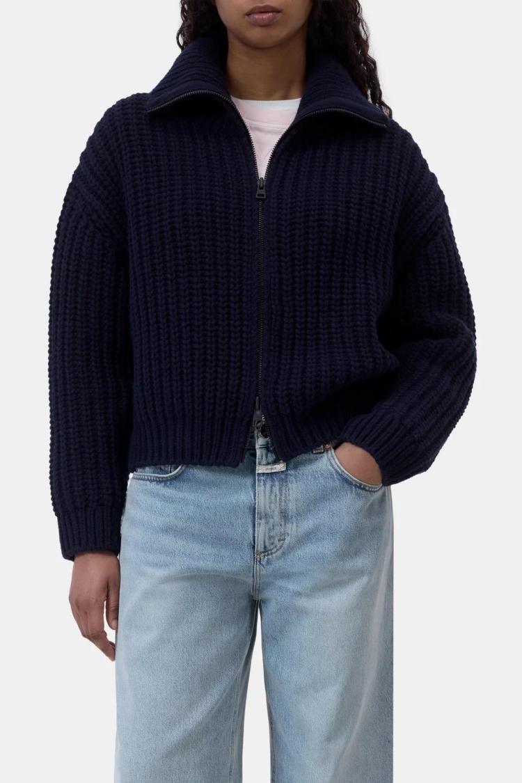 Closed - High collar zipped