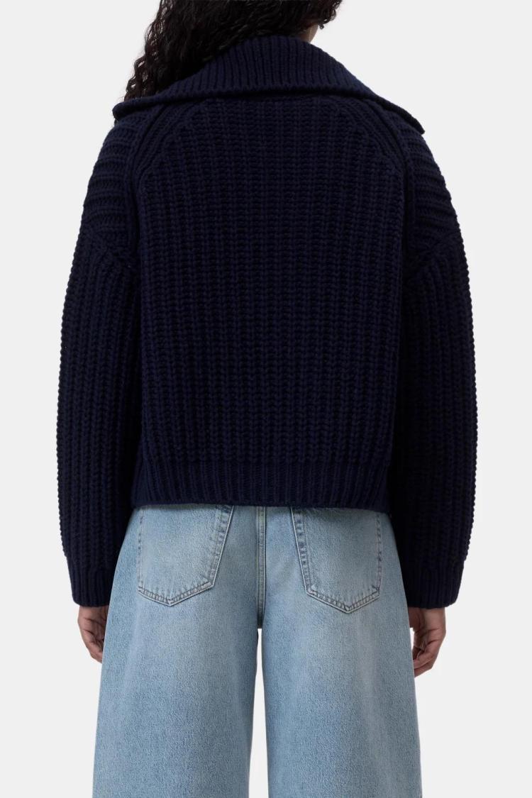 Closed - High collar zipped