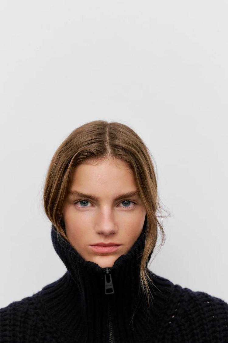 Closed - High collar zipped